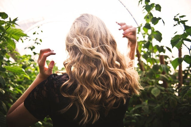 Een zijden scrunchie en nog 4 tips wanneer je met  je haar vast, slaapt
